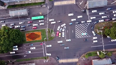 View of the intersection with cars from above. Video stock 143694991