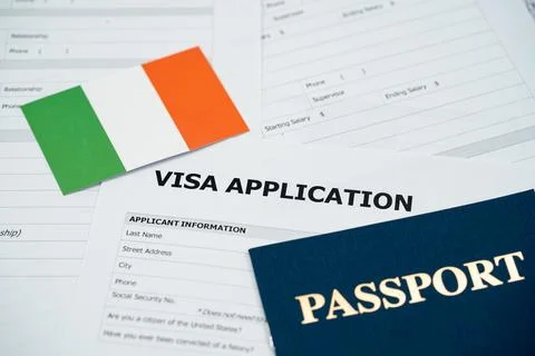 View of Ireland visa application form with passport and national flag Stockfoto's