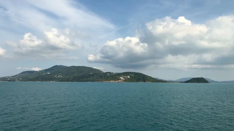 View of the island of Samui from the ferry going to Pangan Stockbeeldmateriaal 107075692