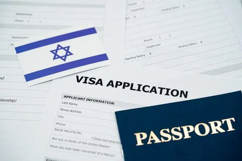 View of Israel visa application form with passport and national flag Stockfoto's