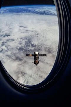 View on ISS Progress resupply ship, View out from a passenger window on the 库存照片