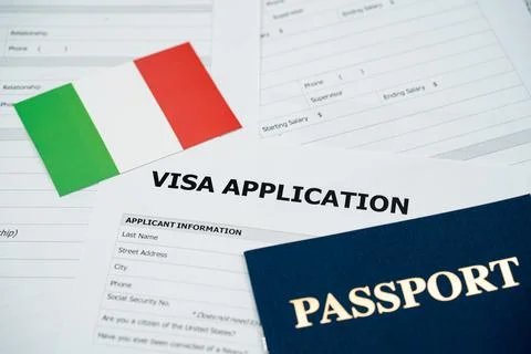View of Italy visa application form with passport and national flag Stockfoto's