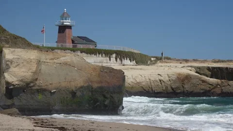 The view from It's Beach looking toward West Cliff. Vídeos de archivo 313857102