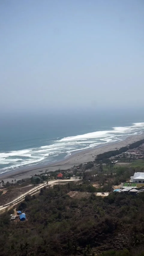 View of Java&amp;#039;s southern coast and the crashing waves of Parangtritis Beach 库存影片 346885815