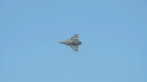 View of a jet plane flying on Saint-Tropez's sky during the Bleuciel airshow Vidéo 60363318