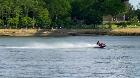 View of Jet Skis Racing by the Hell Gate and JFK Bridge Video stock 139220950