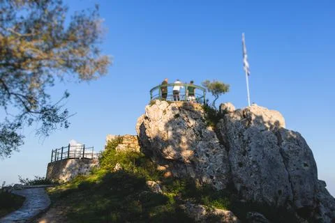 View of Kaiser's Throne observation deck lookout, Pelekas village, Corfu is.. Fotos de archivo