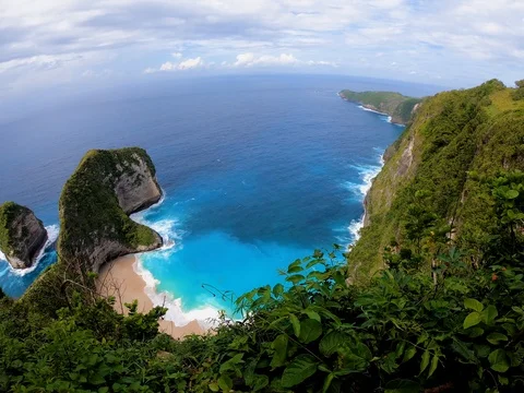 View of Keling King beach from the top of a cliff at Nusa Penida, Bali Video stock 104102716