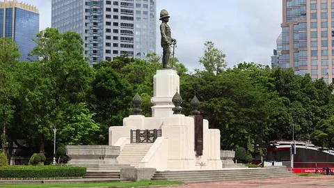 View of King Rama IV monument in Lumpini park. Stock Footage 283316485
