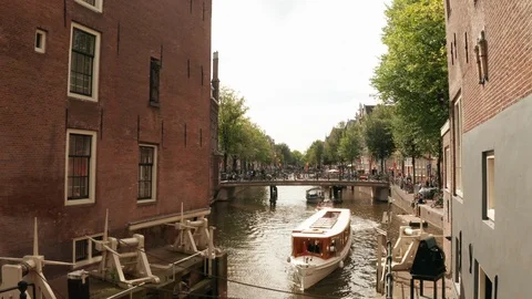 View of the ‘Kloksluis’ (Clock lock) in the center of Amsterdam, The Netherlands Video stock 100723834