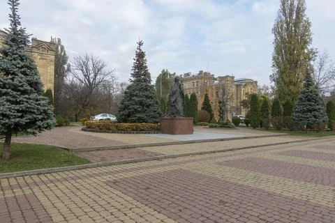 View of the Knowledge Square of the KPI University and the monument to Confucius 库存照片