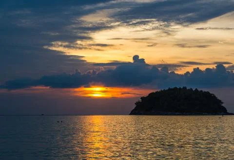 View of Koh Pu island at sunset from Kata Phuket beach, Thailand Foto stock