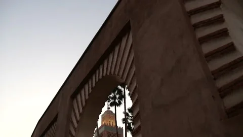 View of Koutoubia mosque from an Arabic arch in Marrakech 動画素材 132340922