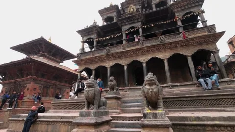 View of Krishna Mandir temple in Patan Durbar Square, Nepal. 스톡 동영상 335469883