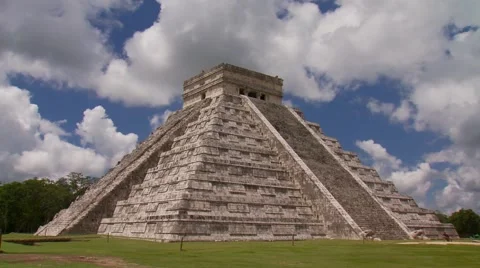 View of Kukulkan Temple in Chichen Itza Stock Footage 61085179