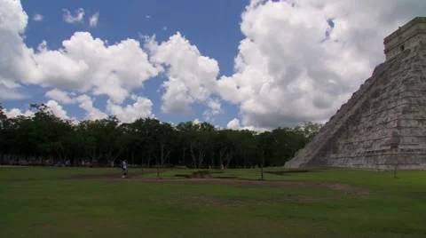 View of Kukulkan Temple in Chichen Itza Stock Footage 61085195