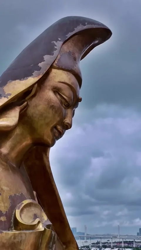 View of Kun Lam Statue in Macau from a closeup drone perspective Vídeos de archivo 335073562