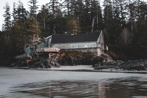 View of Kwisitis Visitor Centre located at the south end of Wickaninnish Beach Stock Photos