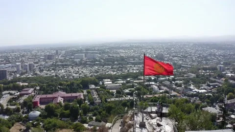View of the Kyrgyz flag on Sulaiman-Too - a sacred mountain 库存影片 210185853