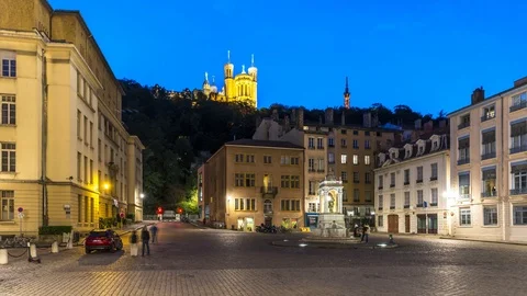 View of La Basilique Notre Dame de Fourvière at night 스톡 동영상 127294629