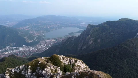View of Lago di Annone from Corni di Canzo rocky peak Vidéo 247642872