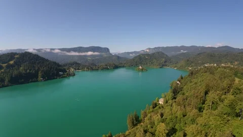 View of Lake Bled surrounded by lush forests in Slovenia. Stock-Footage 341453329