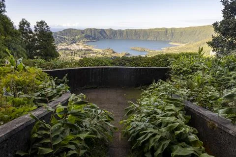 A view of a lake with a city in the background at Sete Cidades, Azores Foto stock
