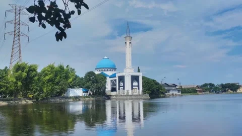 The view of the lake with the mosque in the middle looks very beautiful 4K 30FPS Stock Footage 168936735