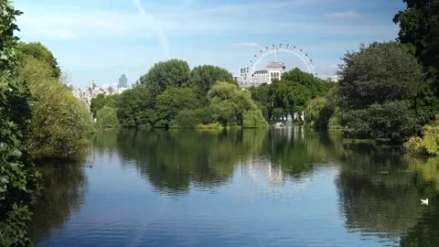 View of the lake at St James's Park as high temperatures continue across Englan Video stock 342026279