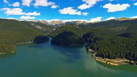 View from the lakeside at the foothills of the Bucegi mountain range 스톡 동영상 75935912