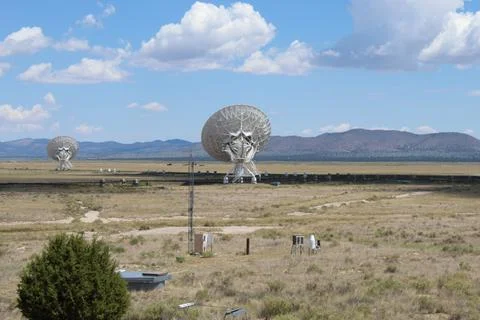 View of the large array of radio telescopes in the field near Socorro on a sunny Foto stock