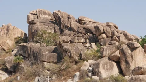 View of large rocks hills, Large brown rocks hill Vídeo Stock 151937494