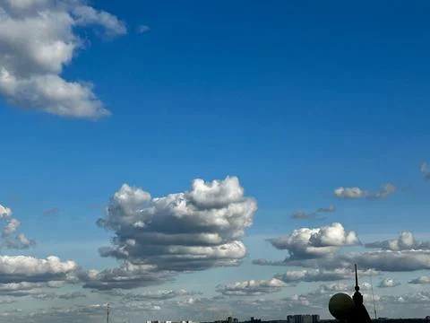 View of large white clouds in the form of pancakes in the blue spring sky a.. Fotos de archivo
