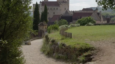 A view of Le Château de Beynac, which sits high above the village 库存影片 302472815