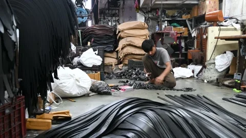 View of a leather workshop in Dharavi, India. Video stock 343878398