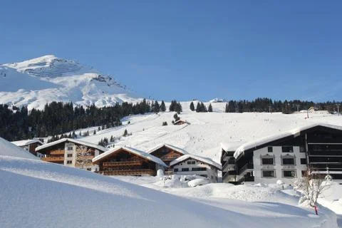 View of Lech am Arlberg in Winter at the Austrian Alps Mountains Foto stock