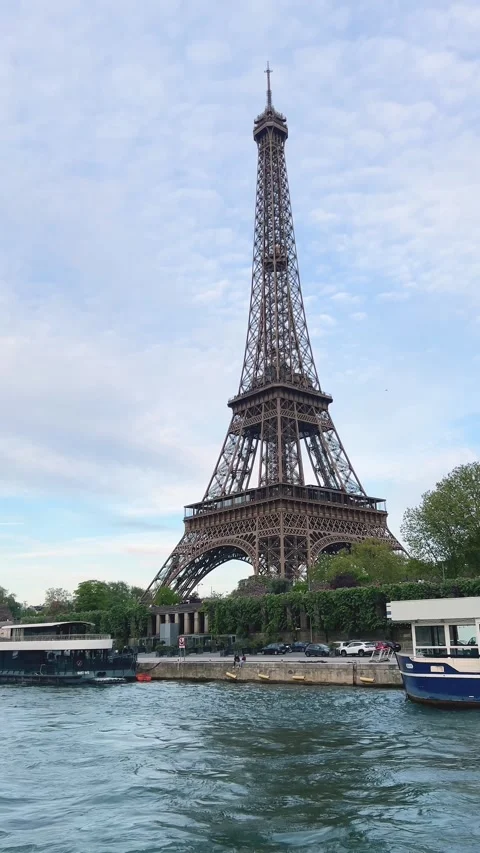 View of the left bank of the Seine River, the Eiffel Tower. Stock-Footage 311932117