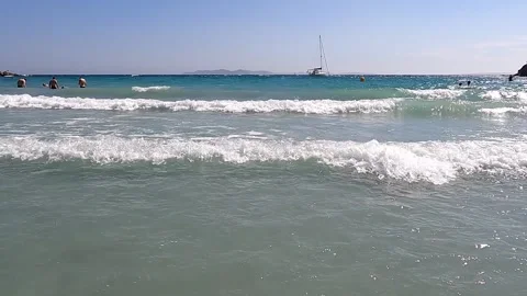 View of l'Estagnol bay, clear shallow water with small waves Video stock 246699406