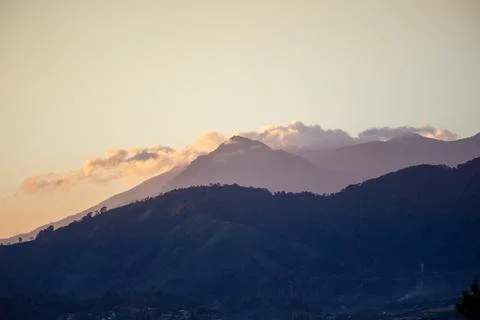The view of the light of the sunset behind the mountain Foto stock