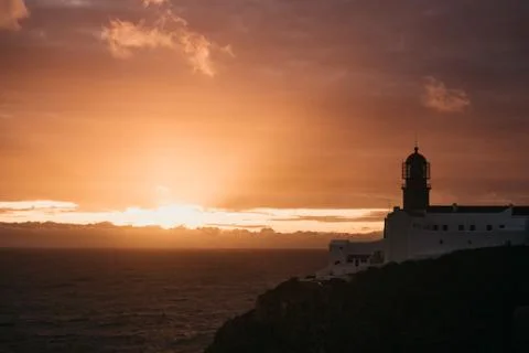 View of the lighthouse and cliffs at Cape St. Vincent in Portugal at sunset. Foto stock
