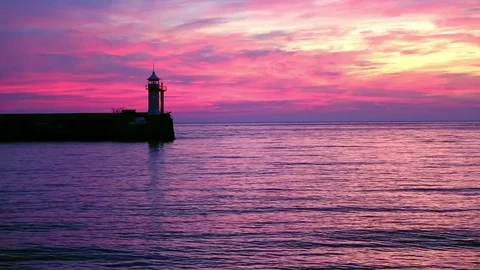 View of the lighthouse at dawn standing on the coast Vídeo Stock 84809361