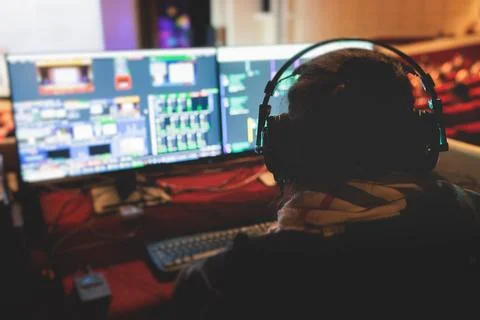 View of lighting technician operator working on mixing console workplace du.. Foto stock