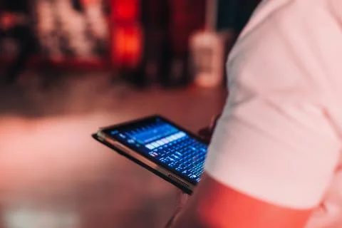 View of lighting technician with tablet, operator controlling sound and lig.. Foto stock