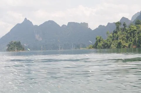 View of limestone cliffs from the water through the mist, Thailand Foto stock