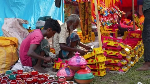 View of local artisans selling handmade toys in Bogura, Bangladesh. Video stock 335012393