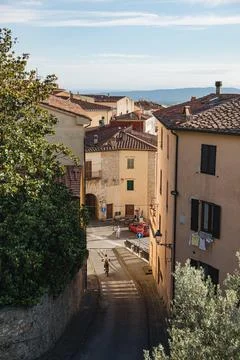 A   view   looking   down   from   a   rooftop Stock-Fotos