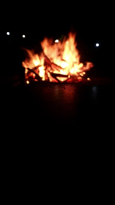 View loop of bright firecamp with sparks at night, Camp fire in the night Video stock 285612287