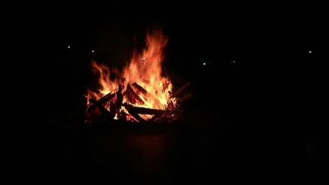 View loop of bright firecamp with sparks at night, Camp fire in the night Video stock 285612294