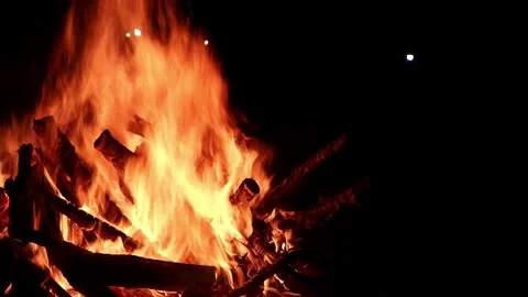 View loop of bright firecamp with sparks at night, Camp fire in the night Video stock 285612784