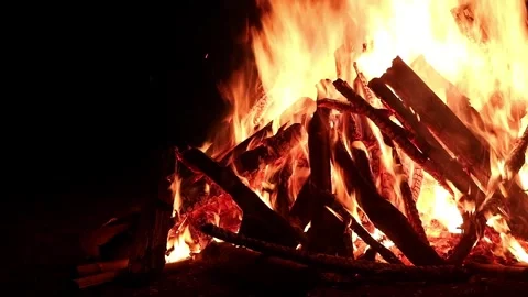 View loop of bright firecamp with sparks at night, Camp fire in the night Video stock 285613390